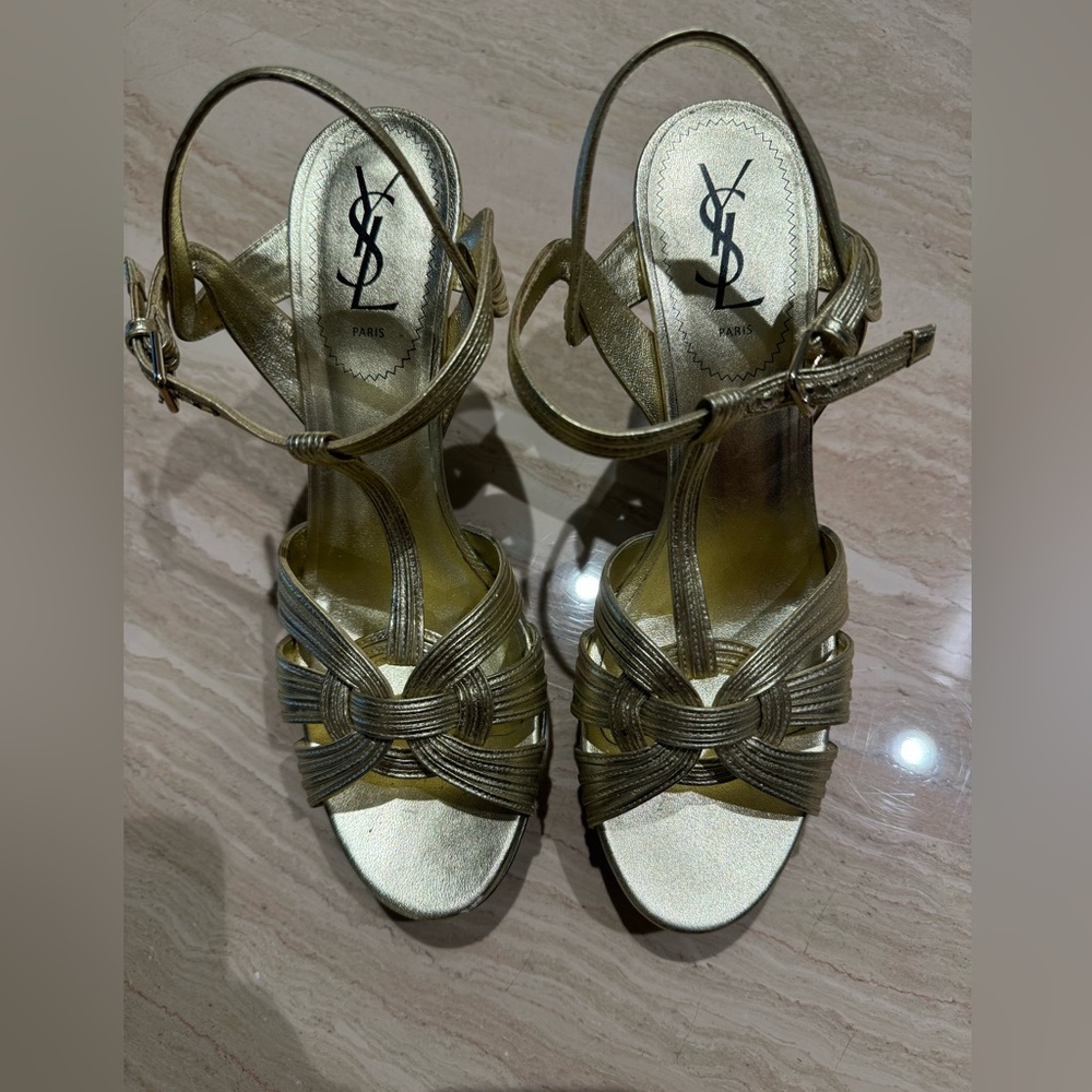 Yves Saint Laurent Gold Heels with dust bad…
Like new (worn 4 times)